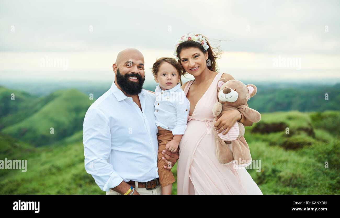 Happy young hispanic family avec boy kid sur fond naturel Banque D'Images