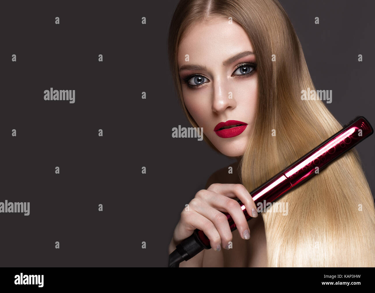 Une belle fille blonde avec des cheveux parfaitement lisse, le curling, le  make-up classique et rouge lèvres beauté visage Photo Stock - Alamy