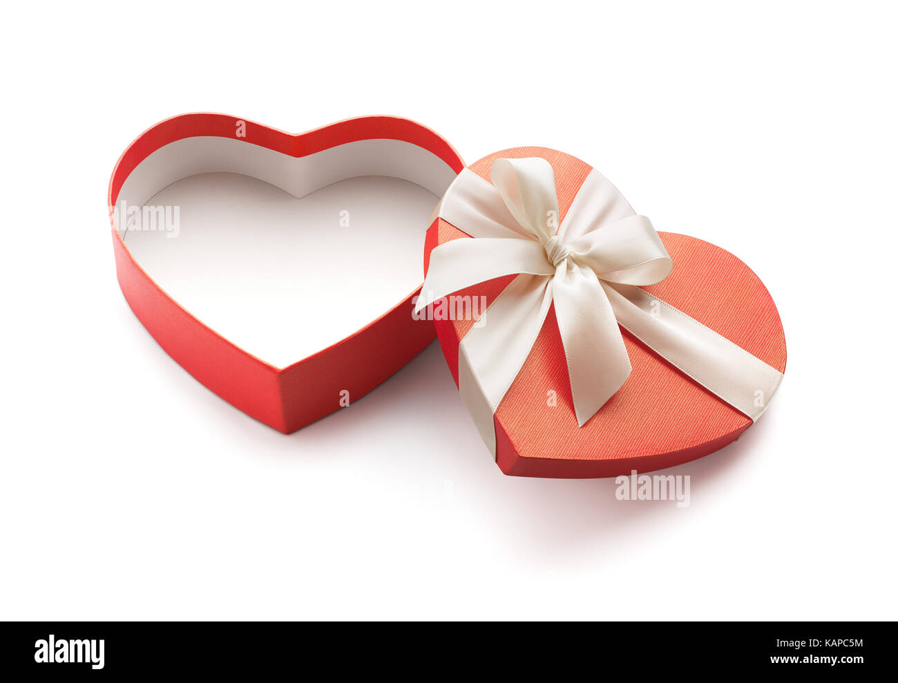 Forme de coeur rouge open gift box isolé sur fond blanc - chemin de détourage inclus Banque D'Images