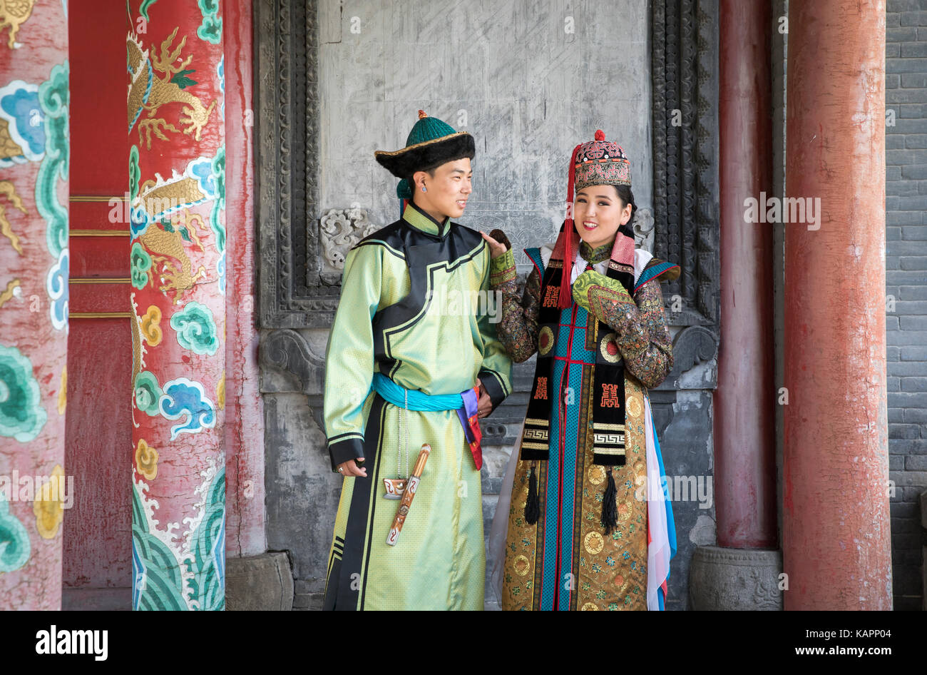Couple en tenue traditionnelle mongole près de l'ancien temple d'Oulan-Bator Banque D'Images