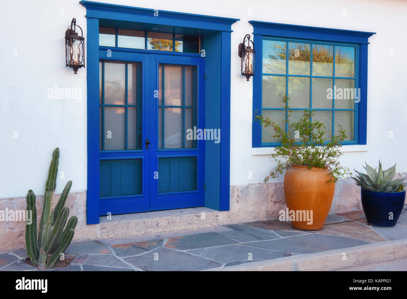 Architecture colorée y compris des portes et des maisons d'adobe un miroir une grande partie de l'Arrondissement historique Presidio à Tucson, Arizona. Banque D'Images