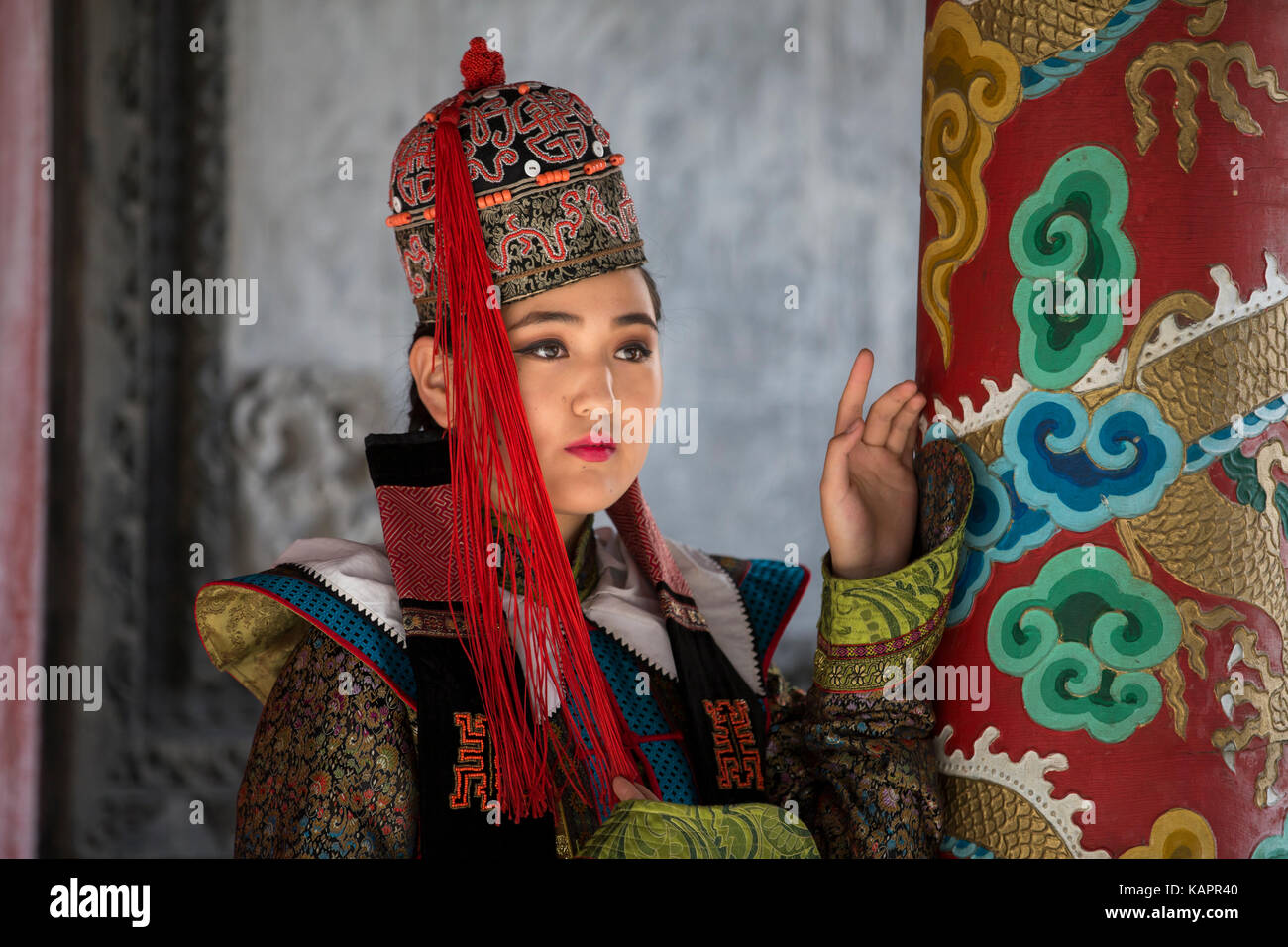 L Homme En Tenue Traditionnelle Mongole Pres De L Ancien Temple D Oulan Bator Photo Stock Alamy