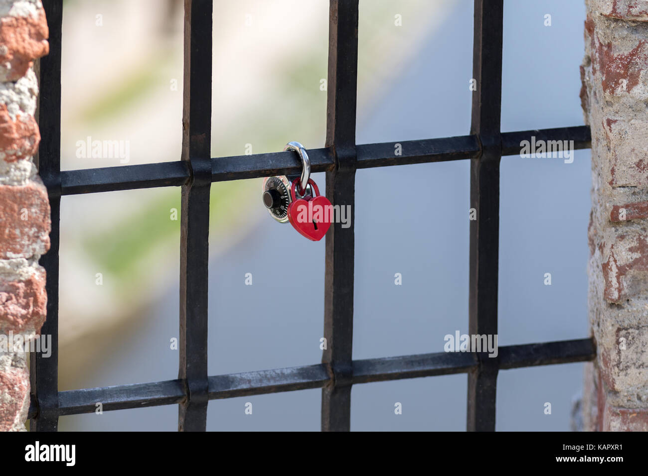 Cesky Krumlov, République tchèque - 17 août 2017 : red heart-shaped cadenas est enchaîné à un enfer sur la rivière dans le centre-ville historique Banque D'Images