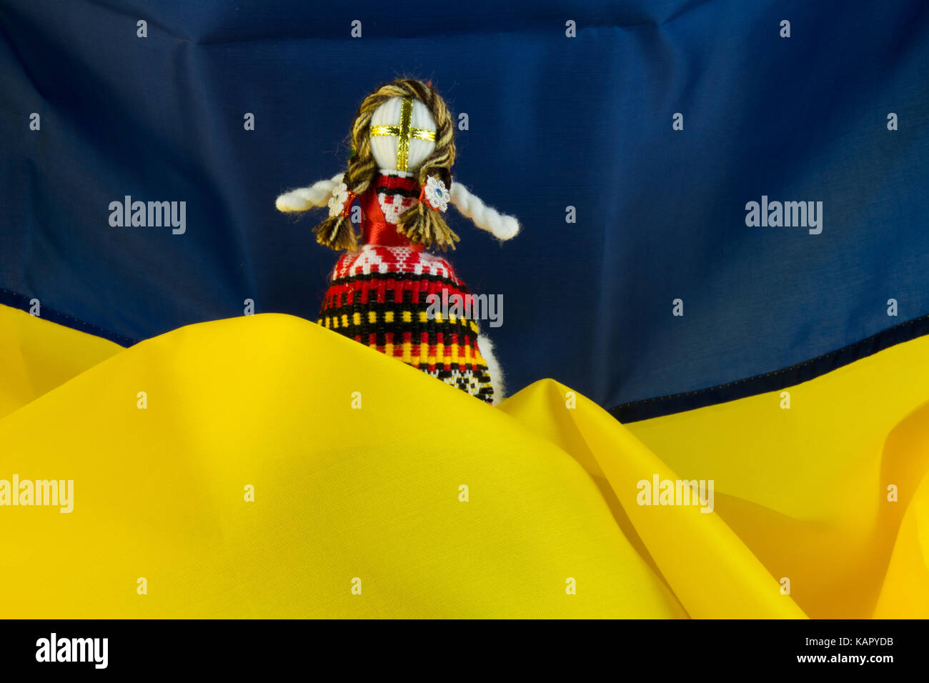 Handmade textill doll, poupées de chiffon à la main motanka sur le fond du drapeau de l'Ukraine. motanka - poupée folklorique ukrainienne la protection de la maison familiale Banque D'Images