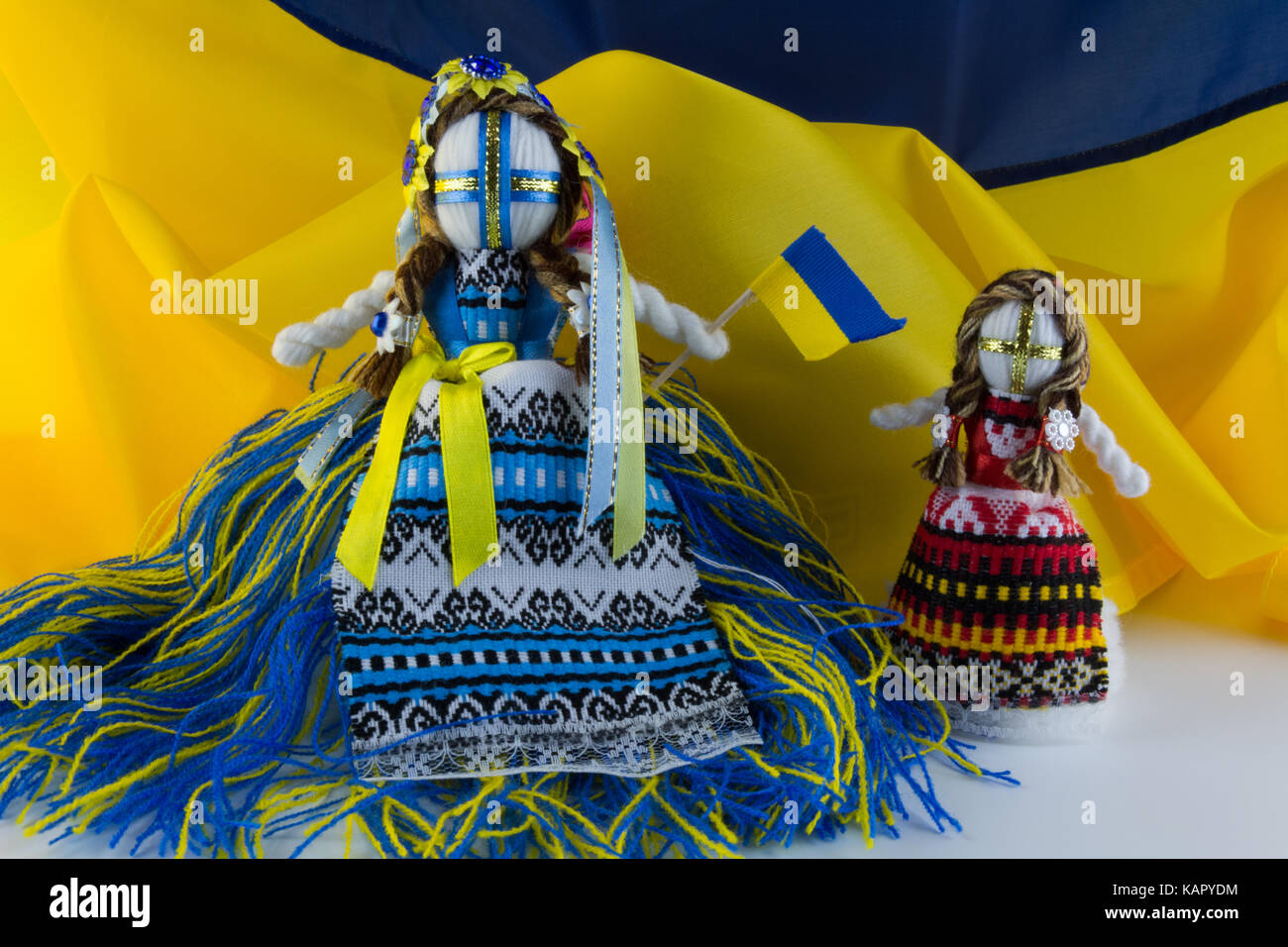Handmade textill doll, poupées de chiffon à la main motanka sur le fond du drapeau de l'Ukraine. motanka - poupée folklorique ukrainienne la protection de la maison familiale Banque D'Images