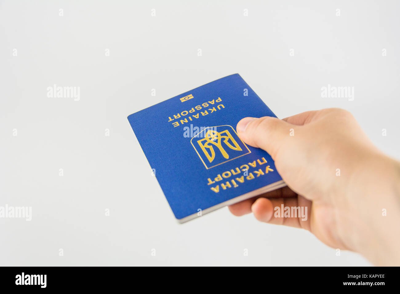 Passeport ukrainien isolé sur fond blanc Banque D'Images