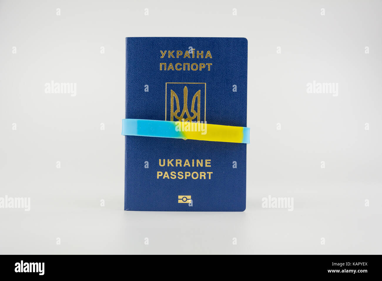 Passeport ukrainien isolé sur fond blanc Banque D'Images