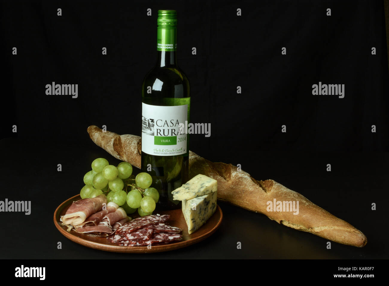Primorskoe, Ukraine - 4 août 2016 : vin blanc espagnol de 2014 'casa rural' viuro', une bande de raisin blanc, fromage bleu, jambon, salami, accueil Banque D'Images