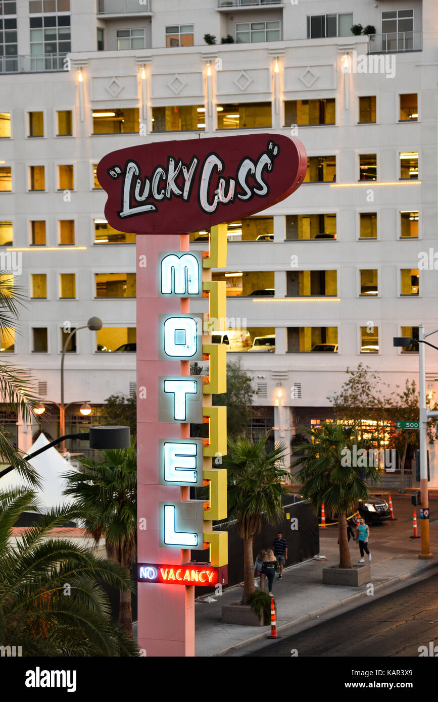 Une enseigne au néon vintage pour la 'Lucky' Motel Cuss sur Las Vegas Boulevard, centre-ville de Las Vegas. Banque D'Images