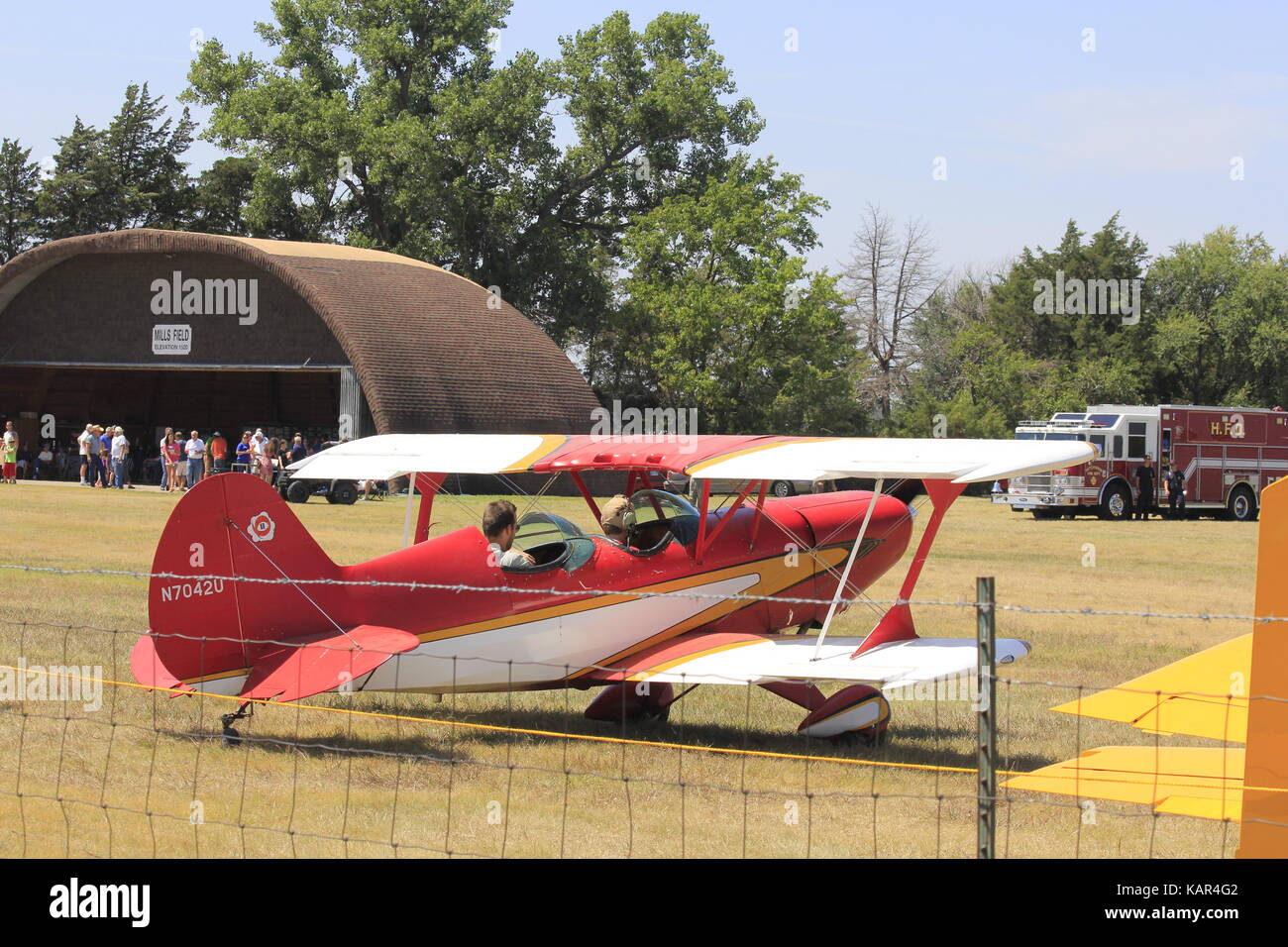 Avion à ailes bi rouge à un battant les agriculteurs obtiennent ensemble. Banque D'Images