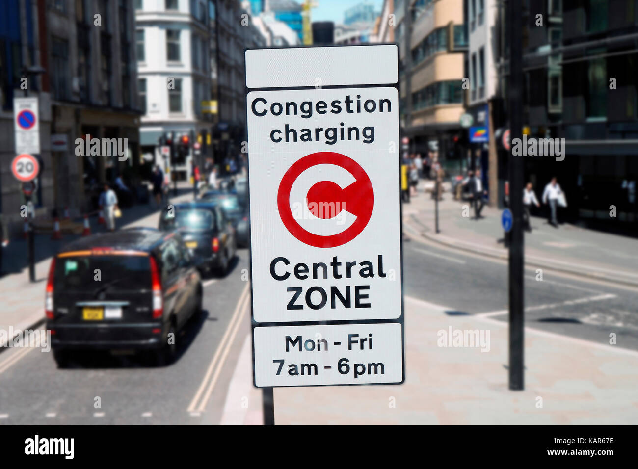 Signe de la zone de péage urbain, mis en 2003 afin de réduire la congestion dans le centre de Londres. La facturation standard est 11,50 pour chaque jour du lundi au vendredi seulement. Banque D'Images