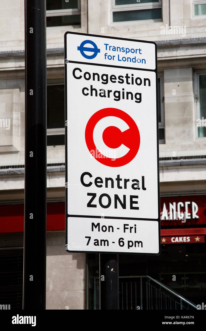 Signe de la zone de péage urbain, mis en 2003 afin de réduire la congestion dans le centre de Londres. La facturation standard est 11,50 pour chaque jour du lundi au vendredi seulement. Banque D'Images