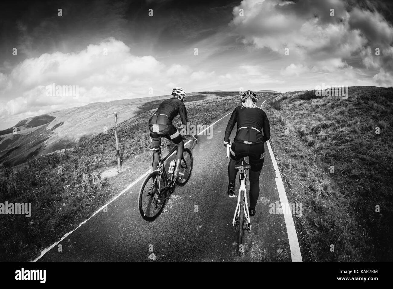 Randonnée à vélo couple climbing Grand Dun a baissé dans les Pennines, Cumbria, Royaume-Uni Banque D'Images