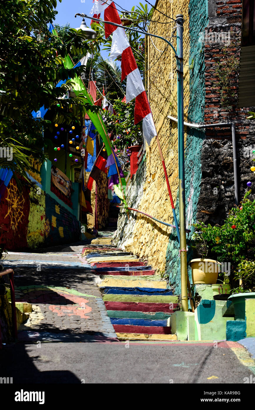 Escaliers colorés et des drapeaux arc-en-ciel au village de Semerang, Indonésie Banque D'Images