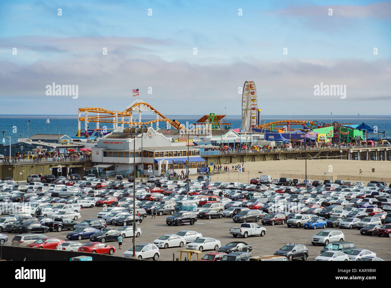 Santa Monica, apr 17 : la jetée et le parking de la plage de Santa Monica à Los Angeles County, California, UNITED STATES Banque D'Images