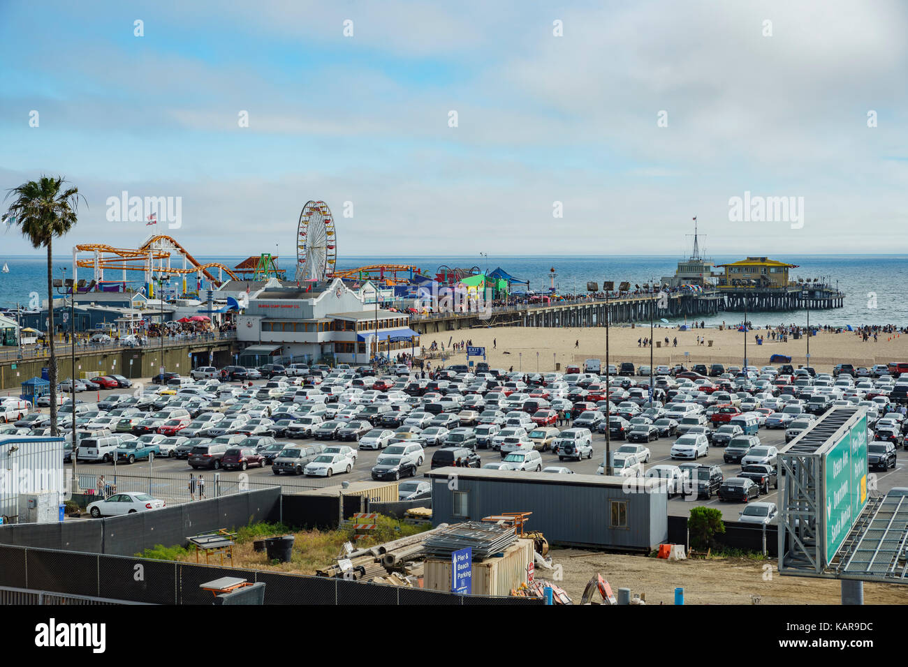 Santa Monica, apr 17 : la jetée et le parking de la plage de Santa Monica à Los Angeles County, California, UNITED STATES Banque D'Images