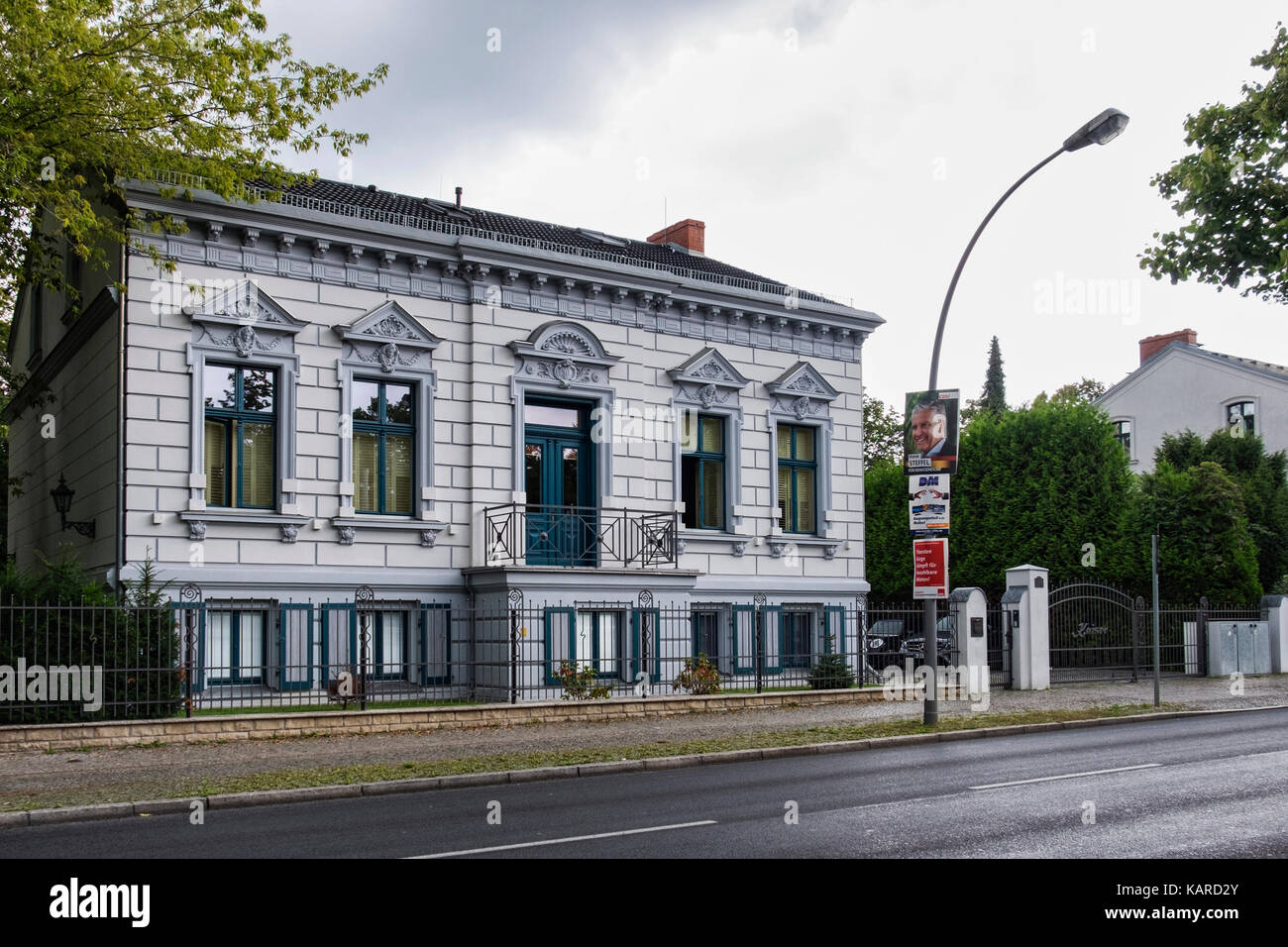 Berlin Wittenau,.Belle maison traditionnelle avec fenêtres à pignon et entrée dans la vieille ville de décoration Banque D'Images