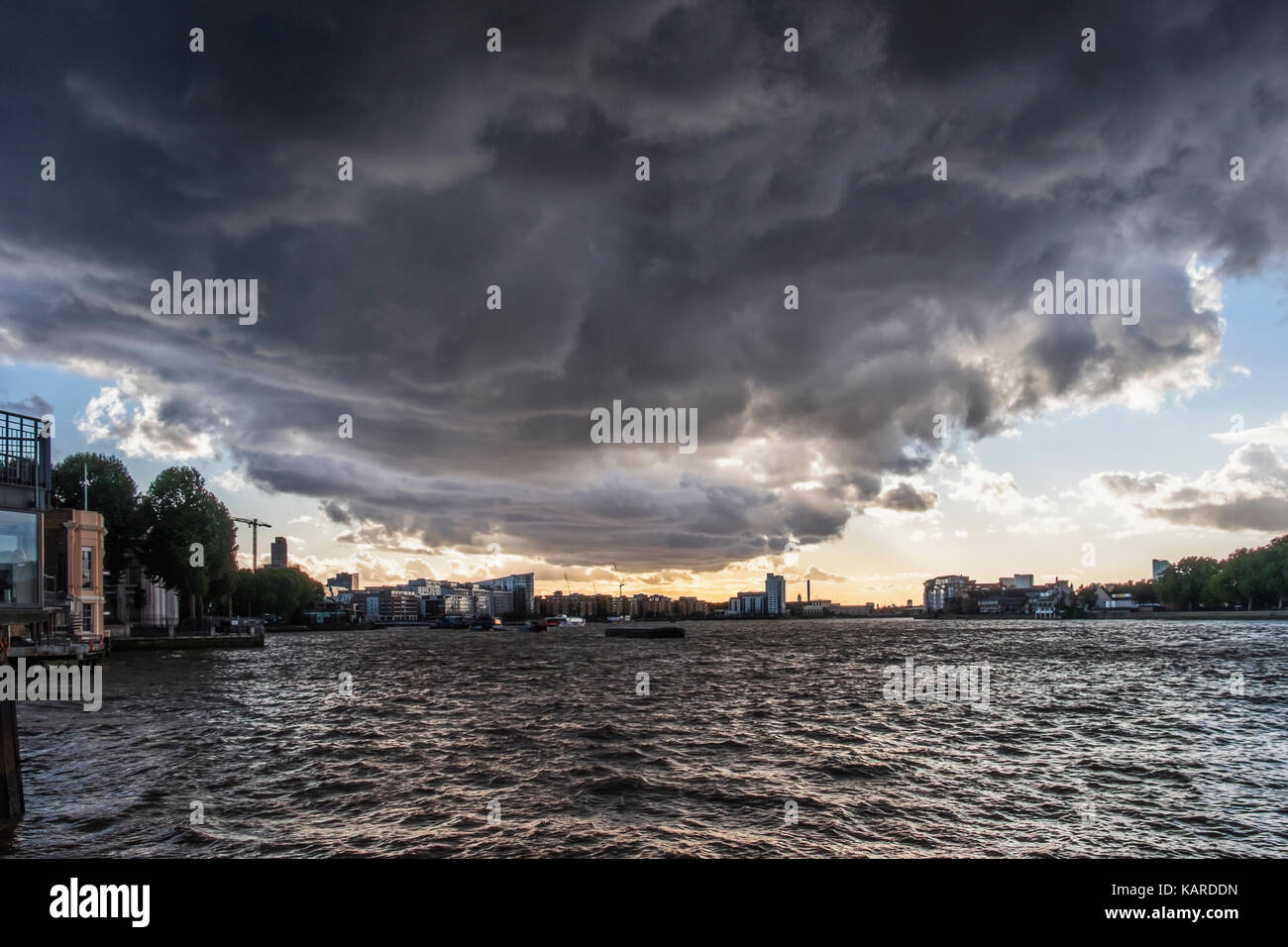 Greenwich, Londres. Rivière Thames view avec le clapot,Stormy Sky noir, black storm clouds.presse Sorm approche,mauvais temps.concept de mauvais moments à venir. Banque D'Images