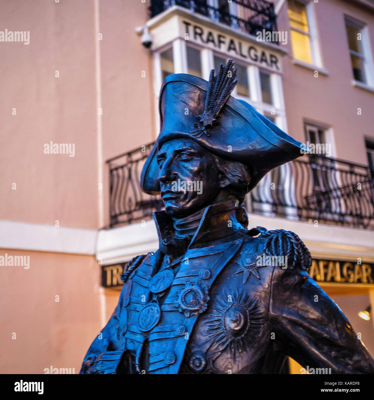 Greenwich London. Statue en bronze de Lord Horatio Nelson par le sculpteur Lesley Pover à côté de Riverside Trafalgar Tavern Pub Banque D'Images