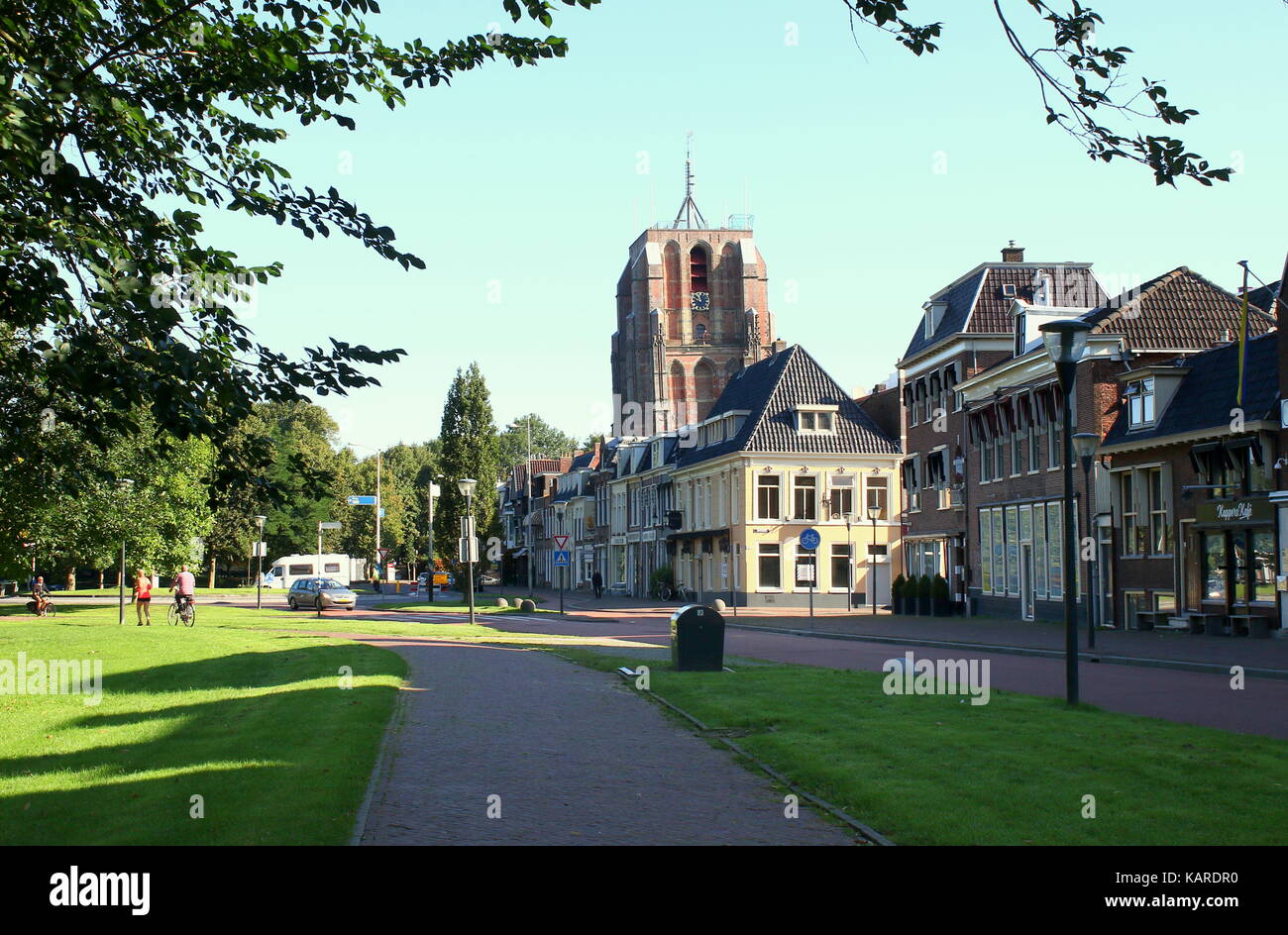 L'horizon historique de Leeuwarden avec Oldehove Tower dans le vieux centre médiéval de Leeuwarden, Frise, Pays-Bas, vu de la rue Westerplantage Banque D'Images