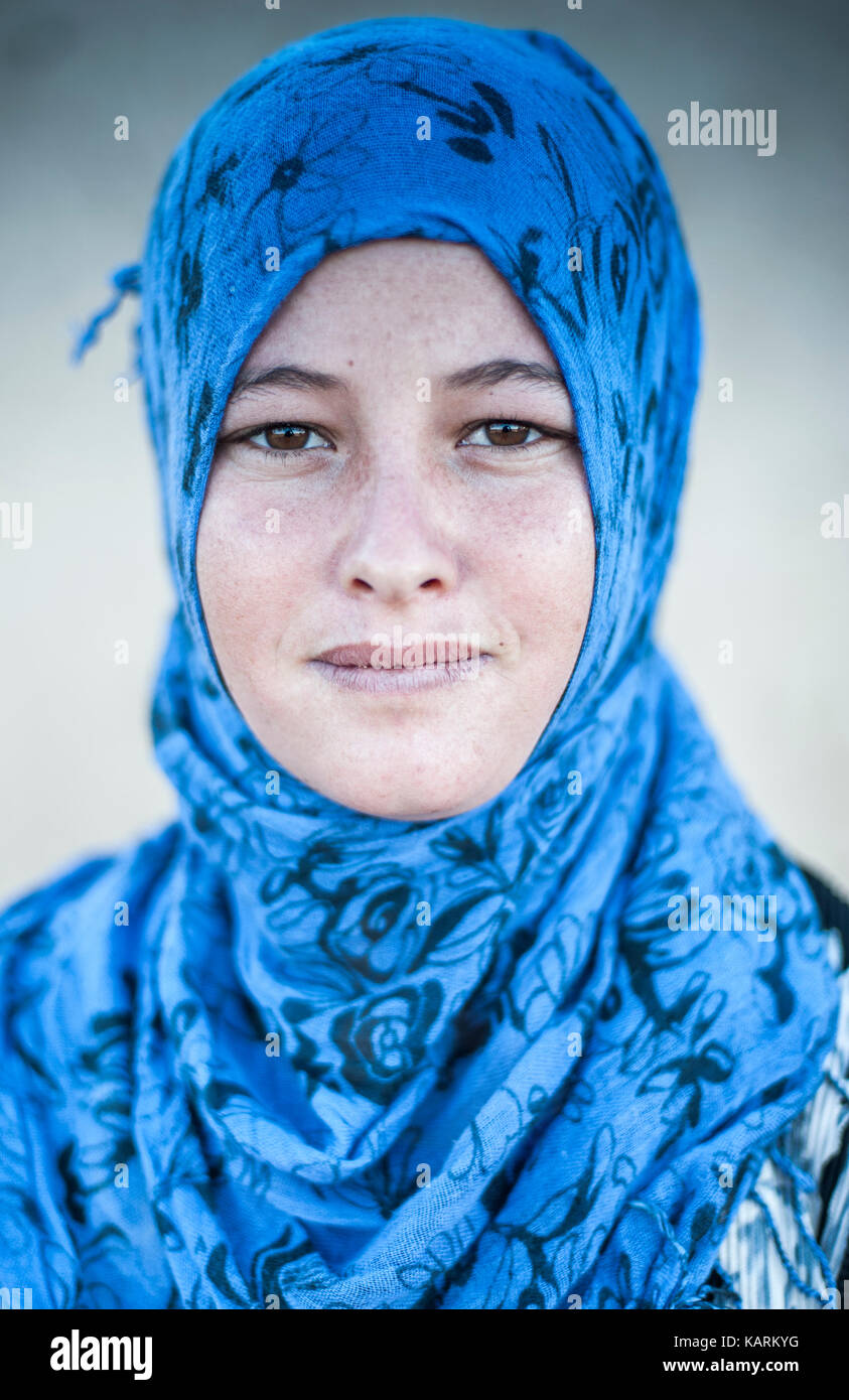 Portrait de jeune femme près de Merzouga, Maroc Banque D'Images