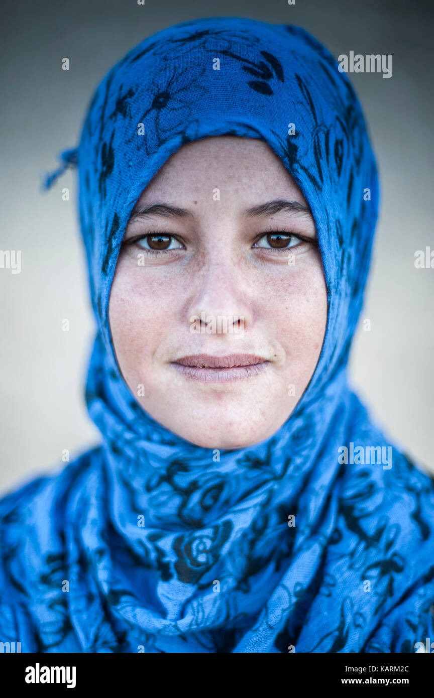 Portrait de jeune femme près de Merzouga, Maroc Banque D'Images