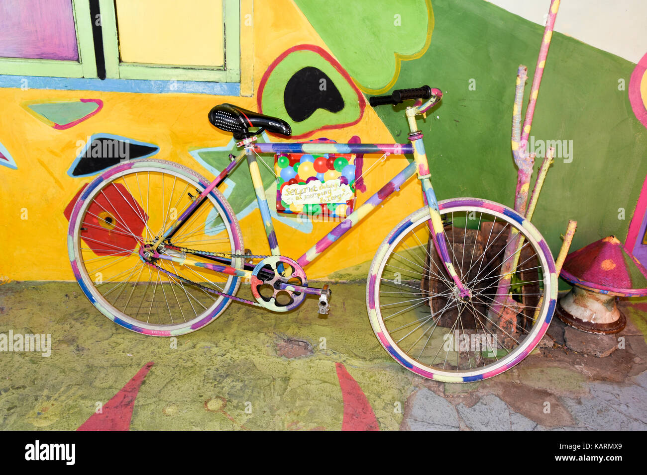 Peint coloré vélo à la rainbow village de Semerang, Indonésie Banque D'Images