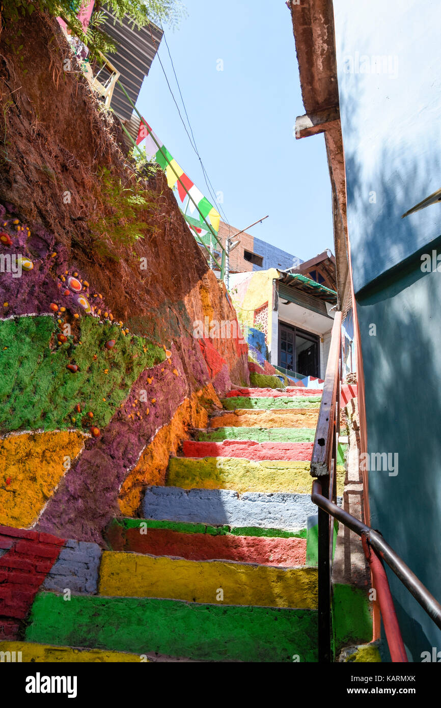 Escalier peint au rainbow village de Semerang, Indonésie Banque D'Images