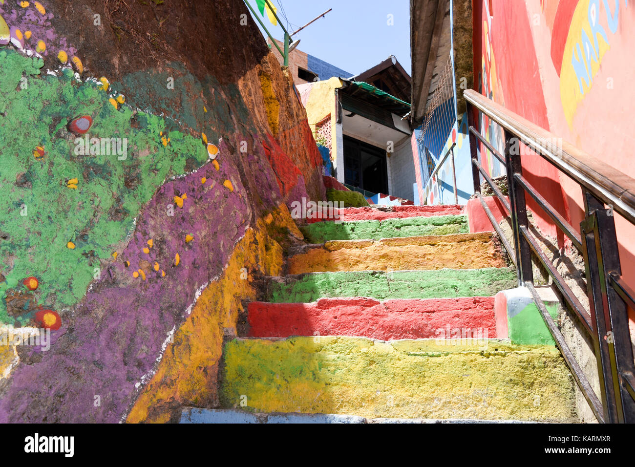 Escalier peint au rainbow village de Semerang, Indonésie Banque D'Images