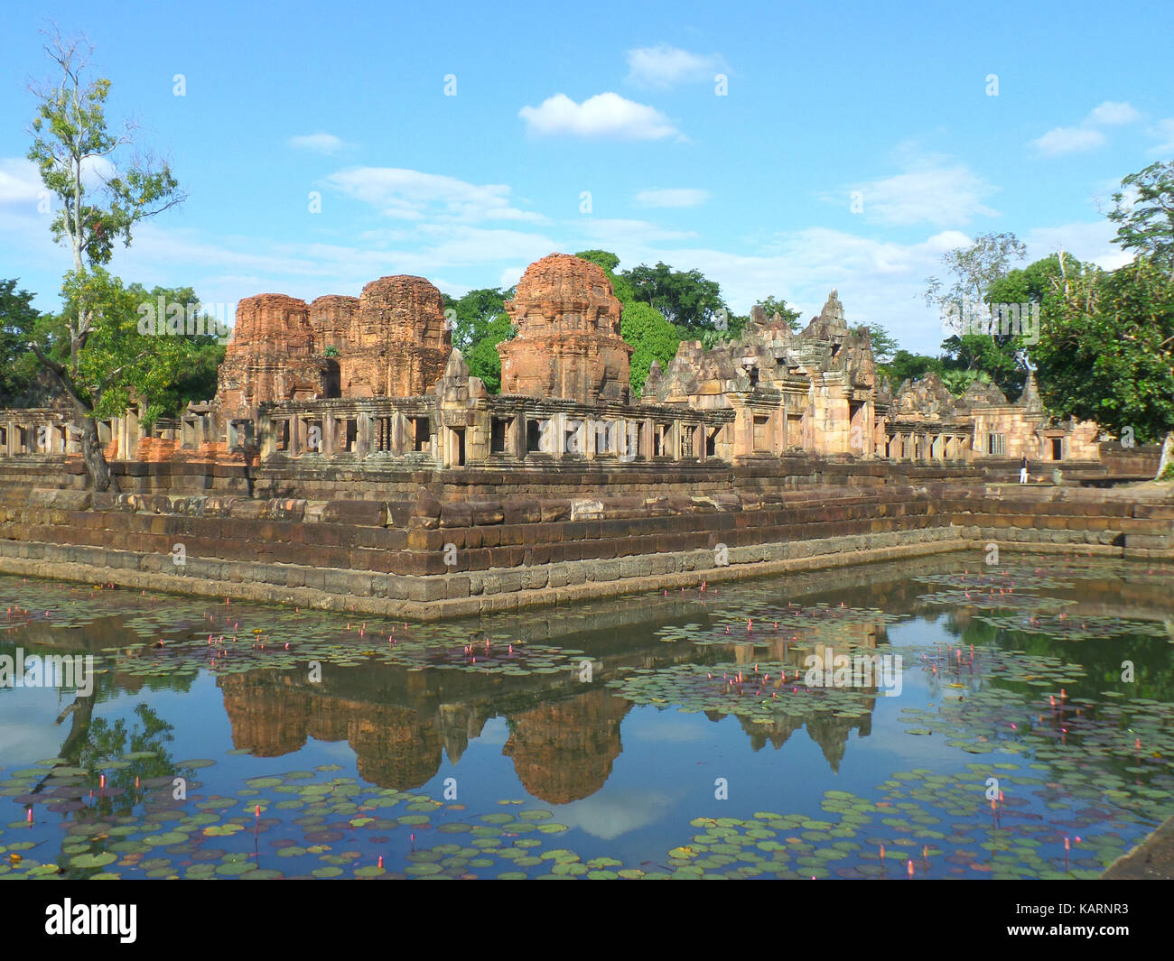 Réflexions de prasat Hin Muang tam culte complexe sur l'étang de lotus, buriram province, Thailand Banque D'Images