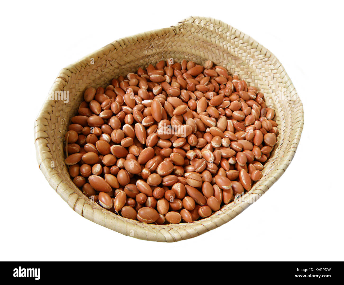 Tas de noix d'argan marocain dans le panier pour le processus si l'extraction de l'huile d'argan Banque D'Images