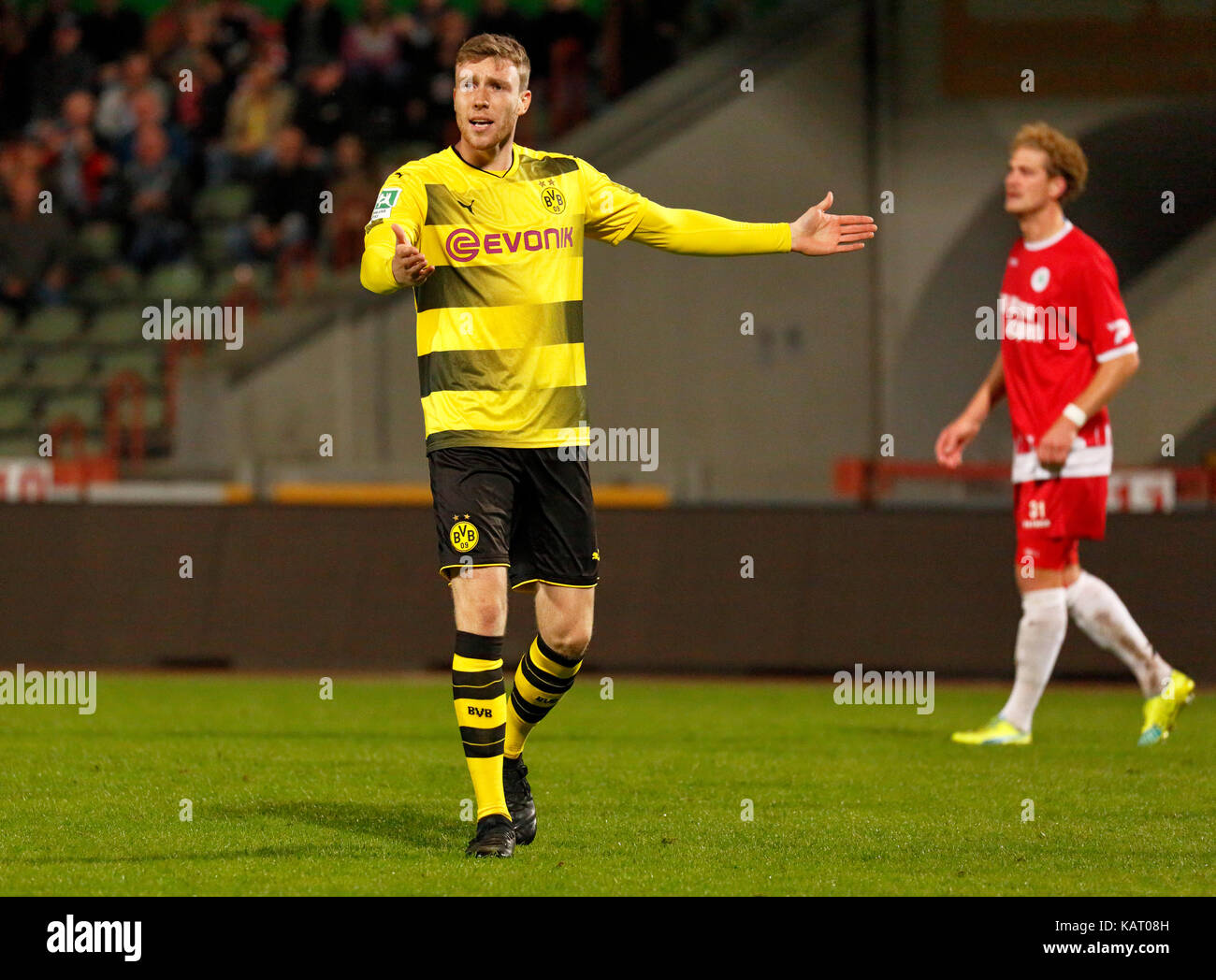 Sport, football, ligue régionale ouest, 2017-2018, rot weiss oberhausen vs bvb Borussia Dortmund u23 1:0, stade niederrhein à Oberhausen, curieux de l'envoi à soeren dieckmann (bvb), la substitution en 78e minute de jeu, deuxième carton jaune à la 79ème minute de jeu Banque D'Images