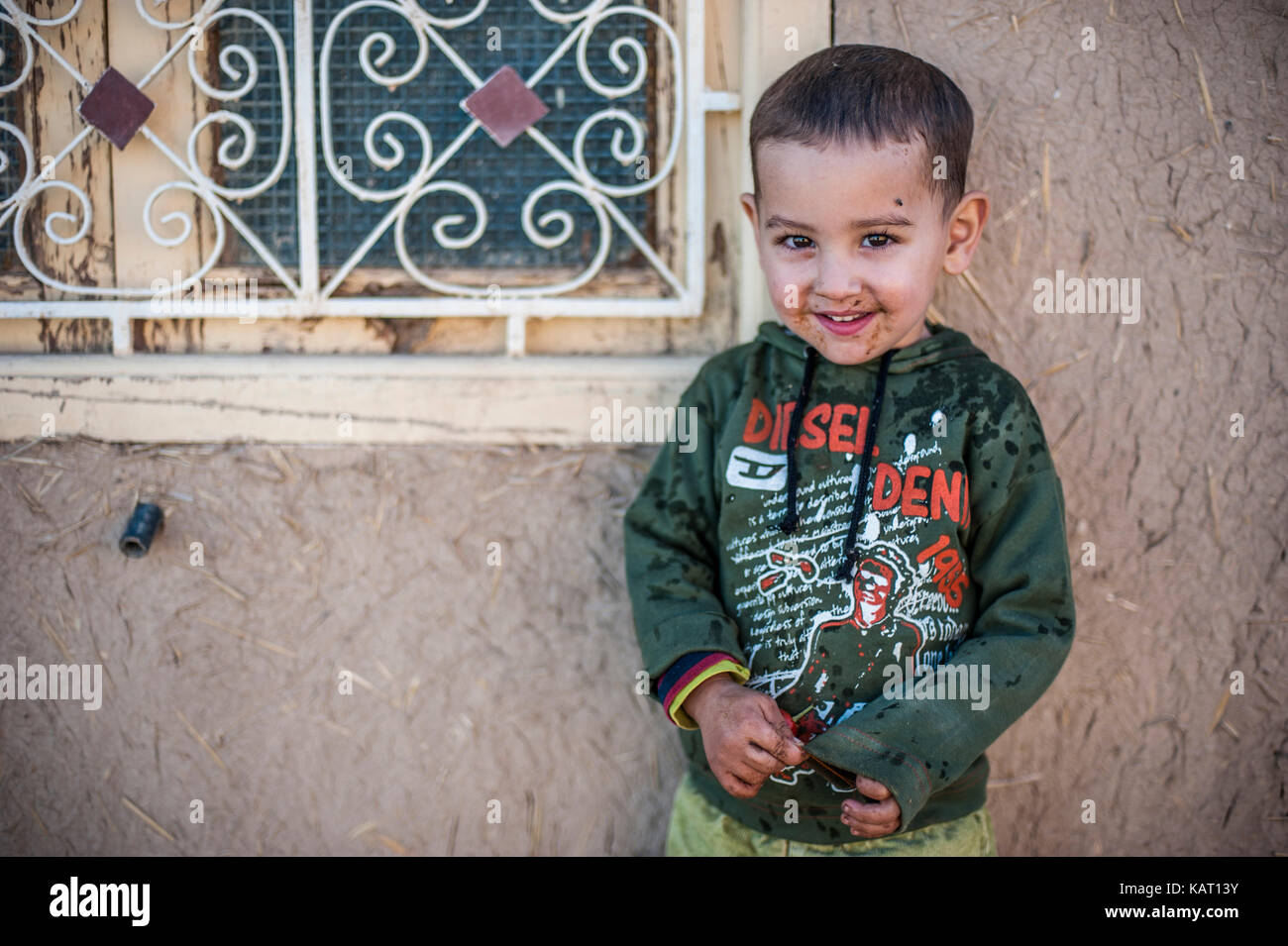 Portrait d'un garçon dans le village de Merzouga, Maroc Banque D'Images