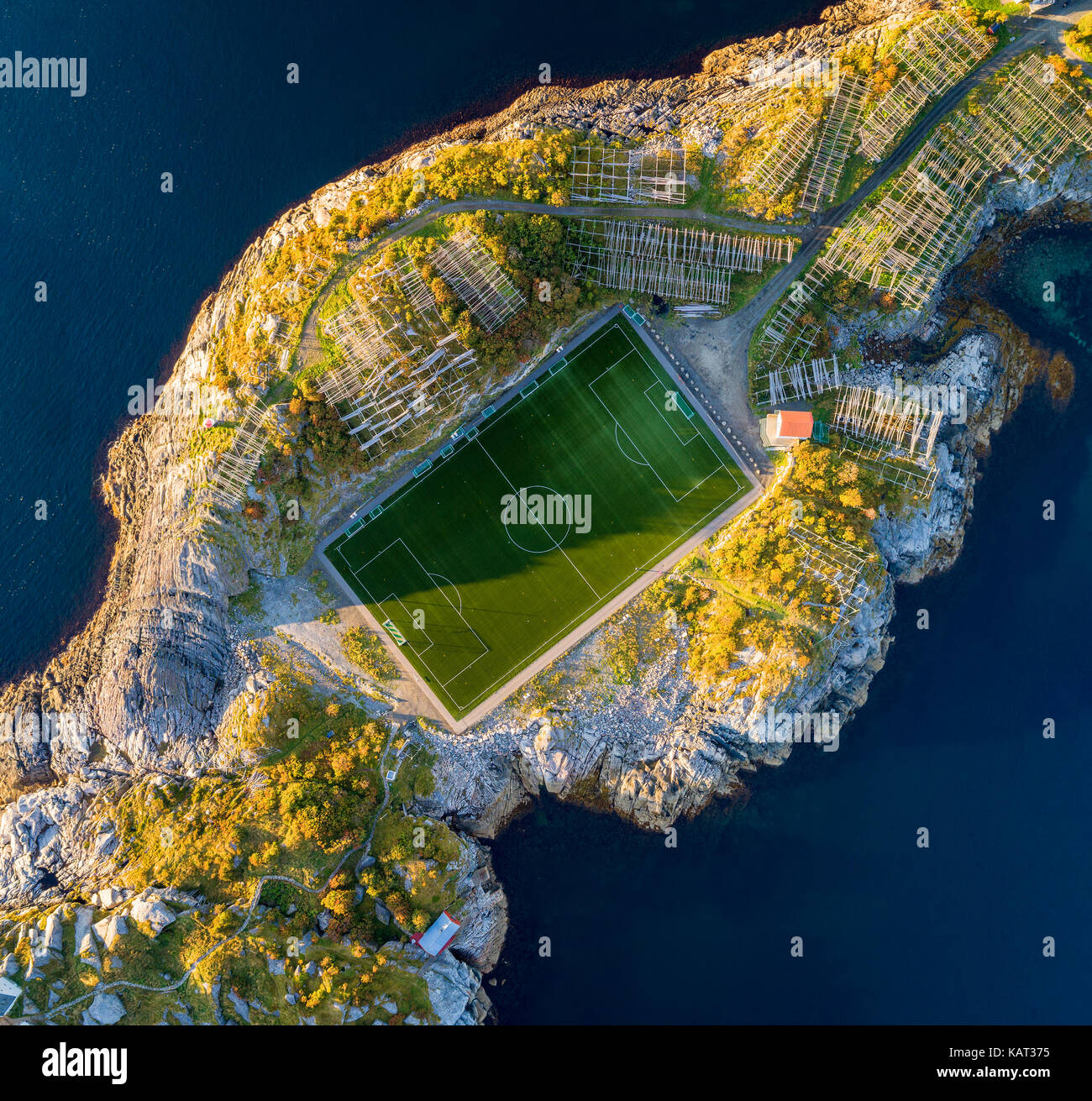 Terrain de football de Henningsvær à partir de ci-dessus. Henningsvær est un village de pêcheurs situé sur plusieurs petites îles dans l'archipel des Lofoten en Norvège Banque D'Images