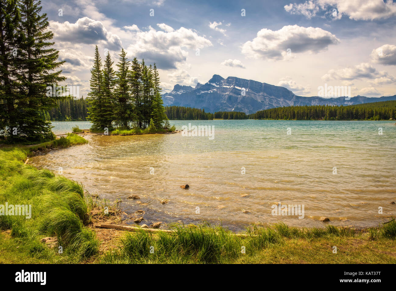 Deux jack Lake dans le parc national de Banff avec le mont Rundle en arrière-plan. Banque D'Images