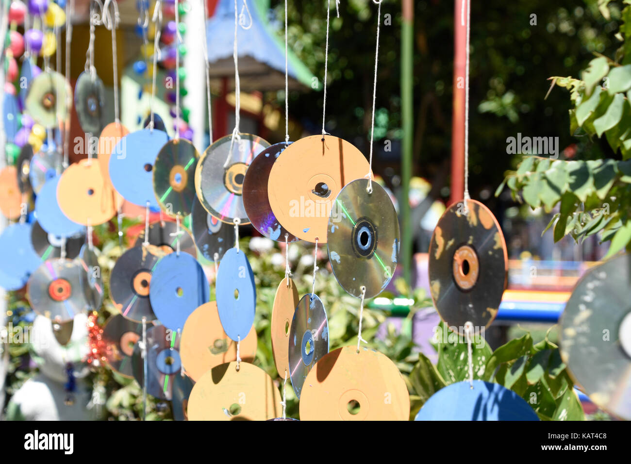 Vieux cd's utilisé comme écran décoratif au rainbow village de Semerang, Indonésie Banque D'Images