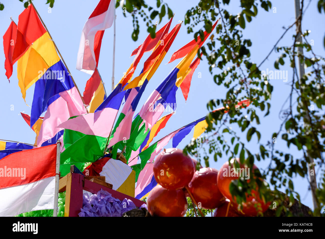 Les drapeaux à l'arc en ciel village de Semerang, Indonésie Banque D'Images