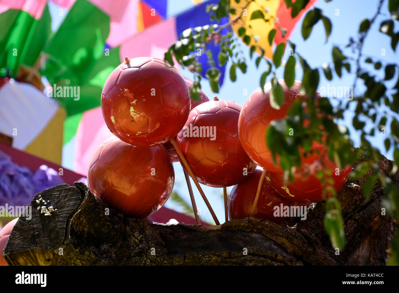 Ballons peints en rouge comme un affichage à l'arc en ciel village de Semerang, Indonésie Banque D'Images