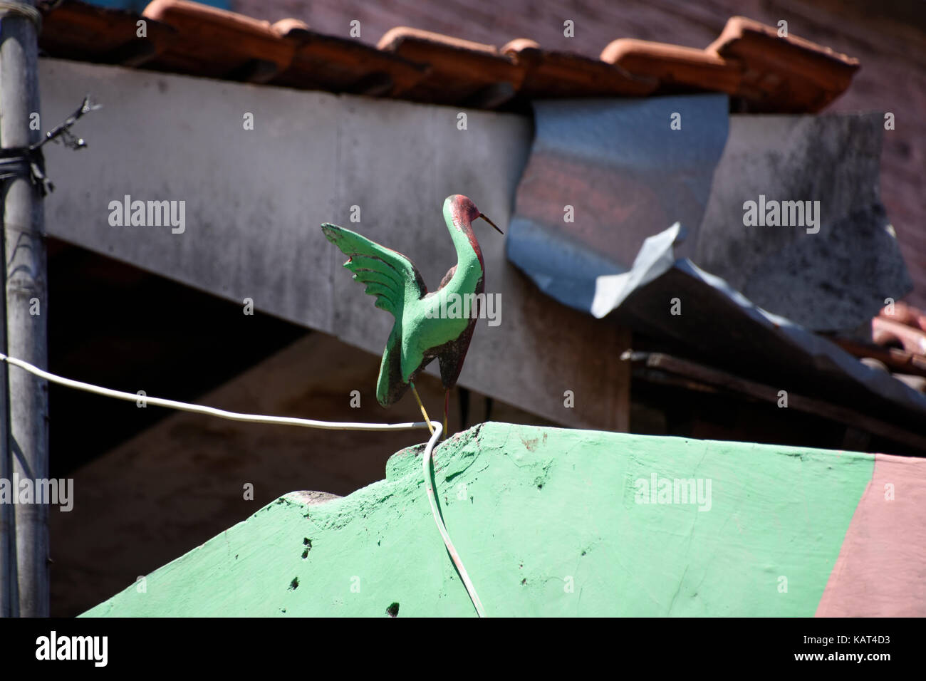 Comme une sculpture d'oiseaux sur les toits du village arc-en-ciel à Semerang, Indonésie Banque D'Images