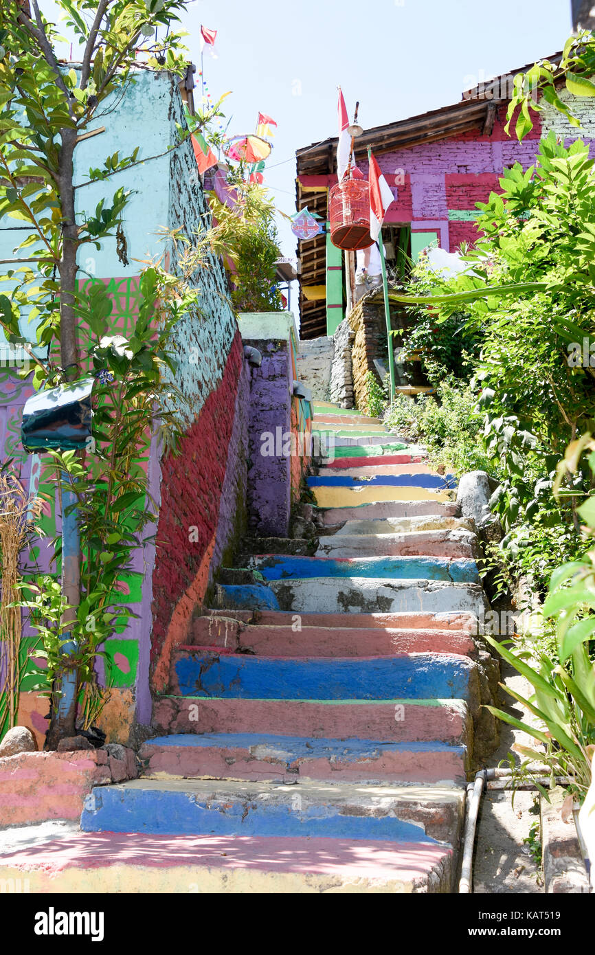 Escaliers colorés au rainbow village de Semerang, Indonésie Banque D'Images