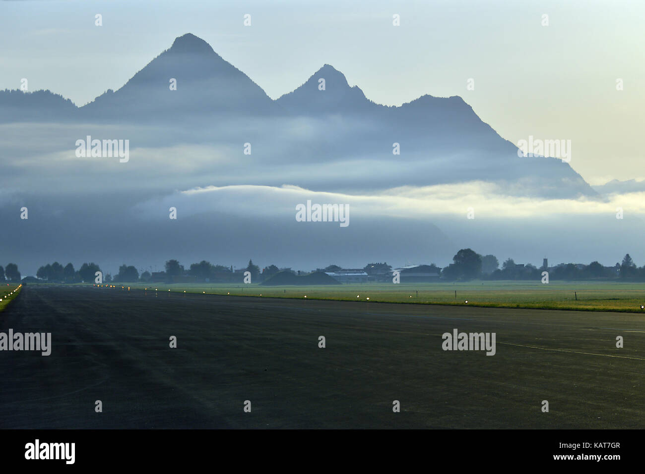 Brume matinale en face des Alpes suisses, à l'aérodrome de Buochs, près de stans, Suisse. Banque D'Images