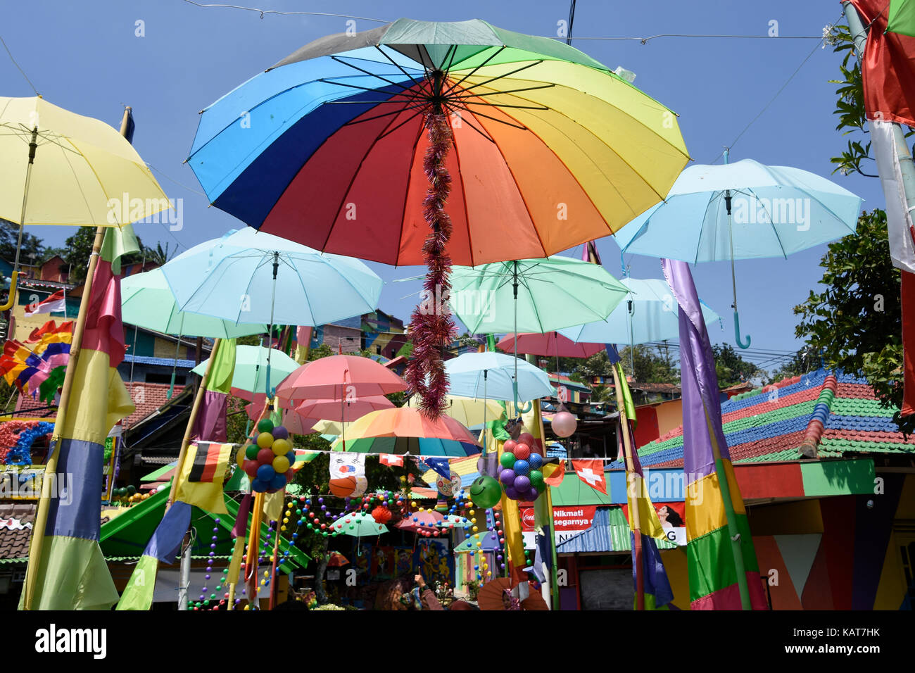 Parapluies et autres décorations dans le village arc-en-ciel à Semerang, Indonésie Banque D'Images
