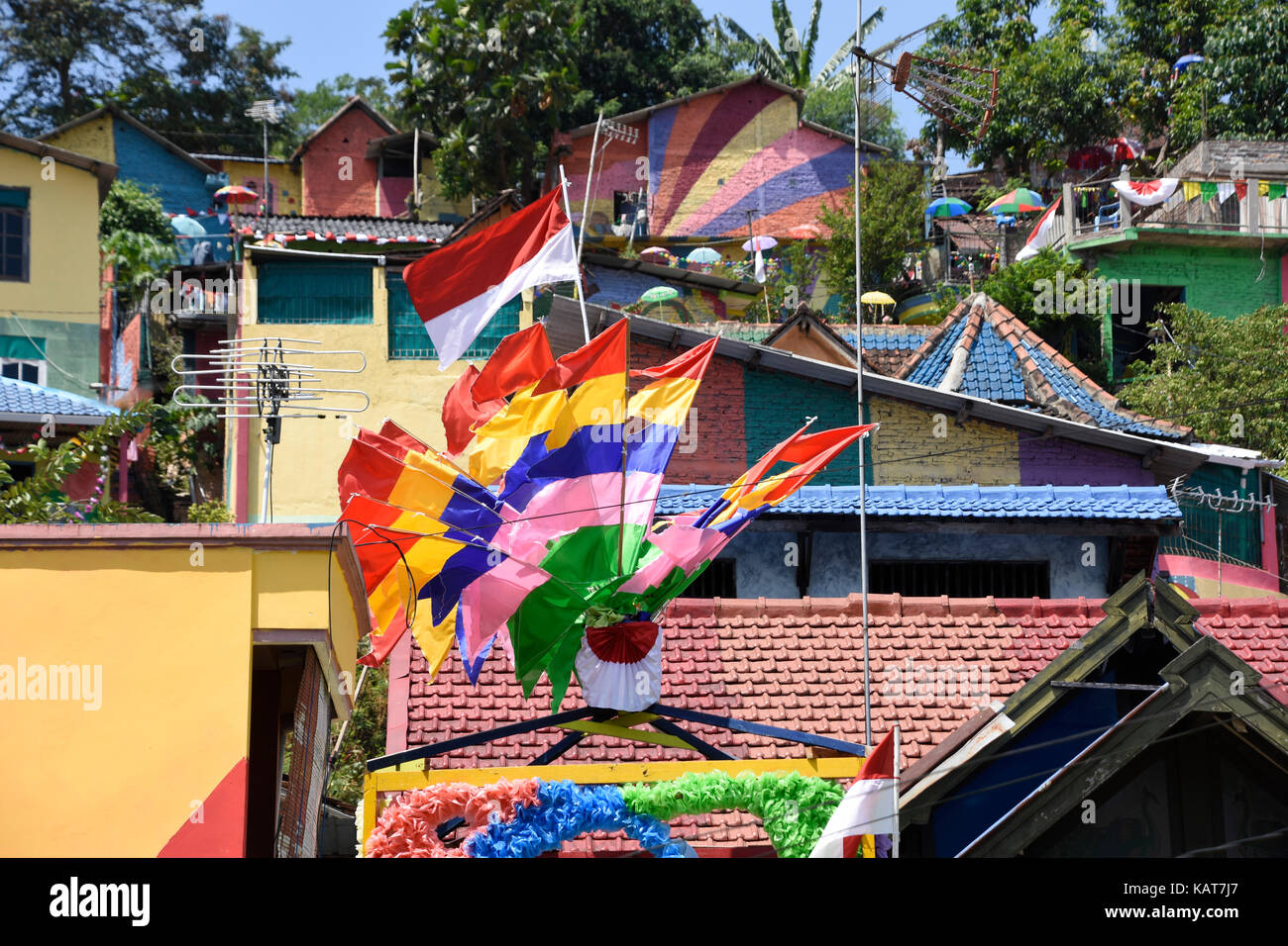 Les toits colorés et des drapeaux arc-en-ciel dans le village de Semerang, Indonésie Banque D'Images