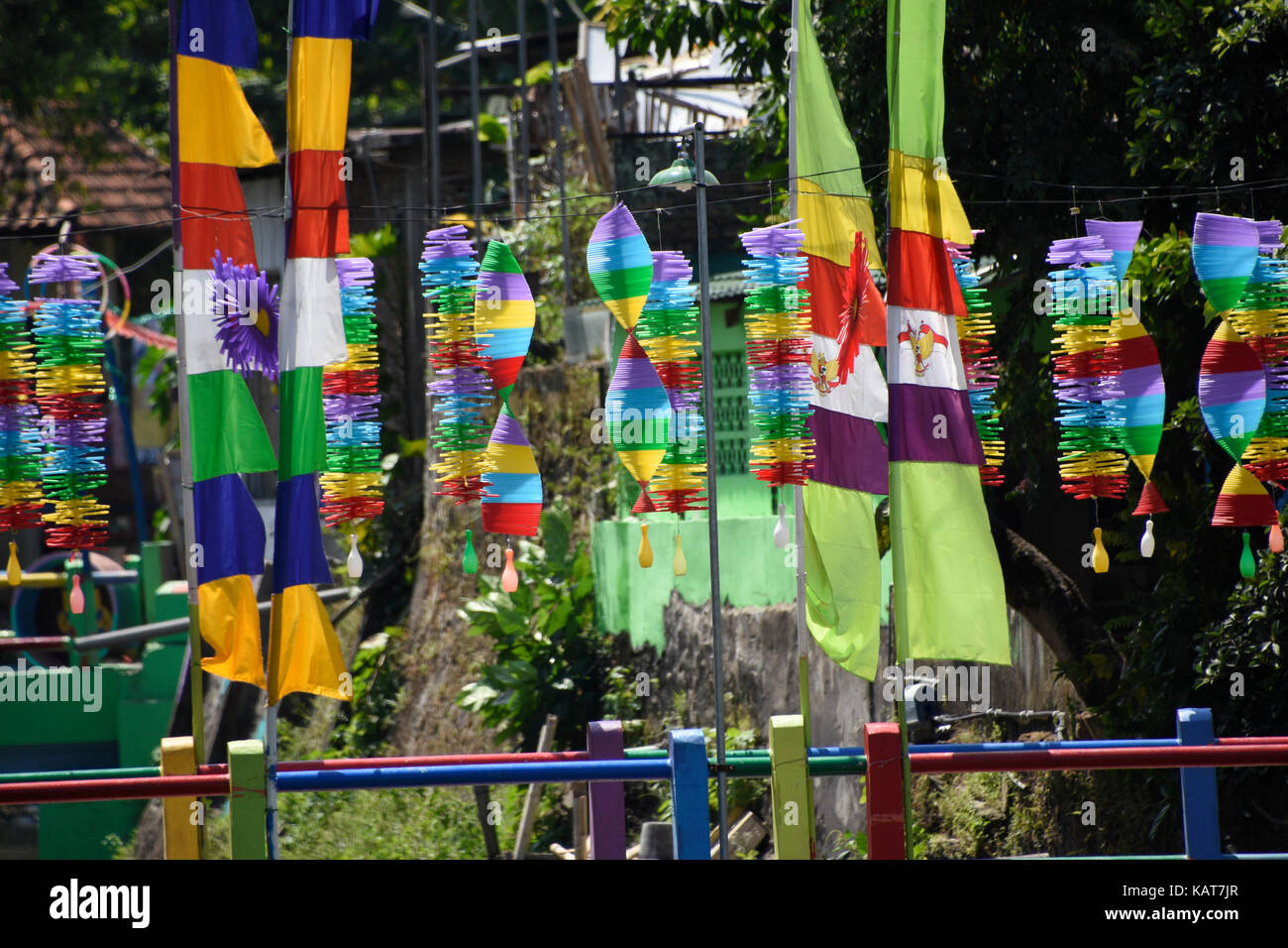 Des drapeaux et des décorations à l'arc en ciel village de Semerang, Indonésie Banque D'Images
