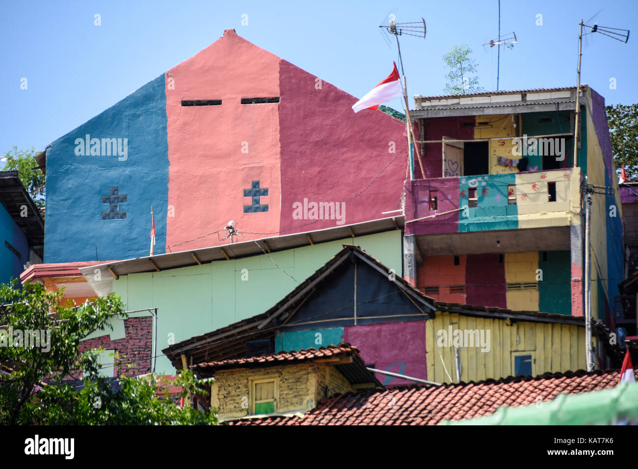 Les toits et les murs colorés des maisons à l'arc en ciel village de Semerang, Indonésie Banque D'Images