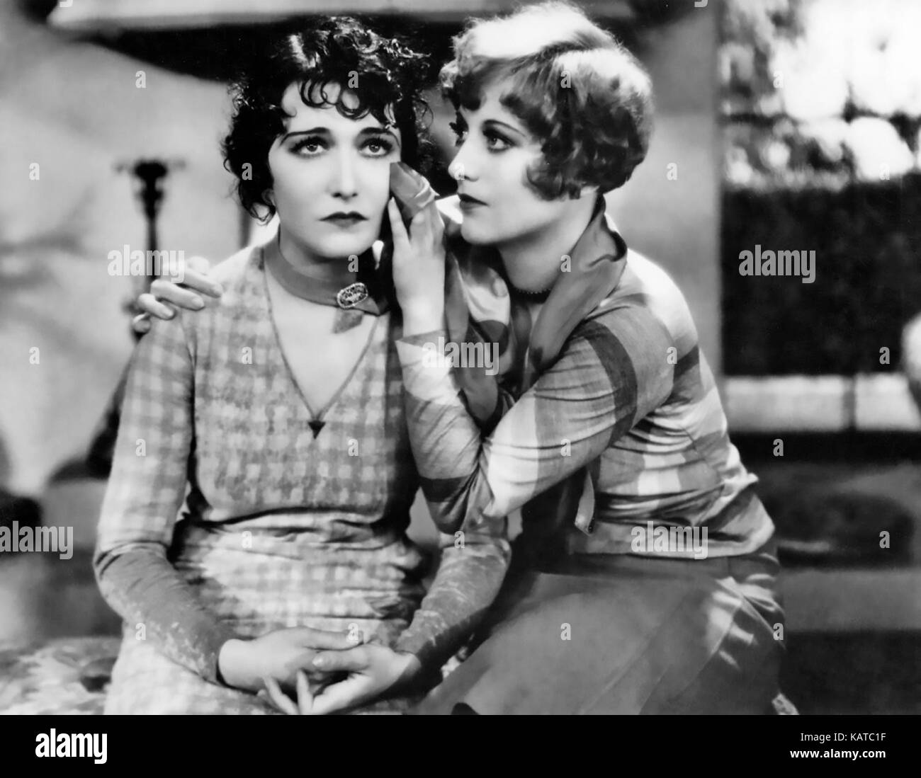 Nos FILLES DANSANTES 1928 MGM film avec Joan Crawford à droite et Dorothy Sebastian Banque D'Images