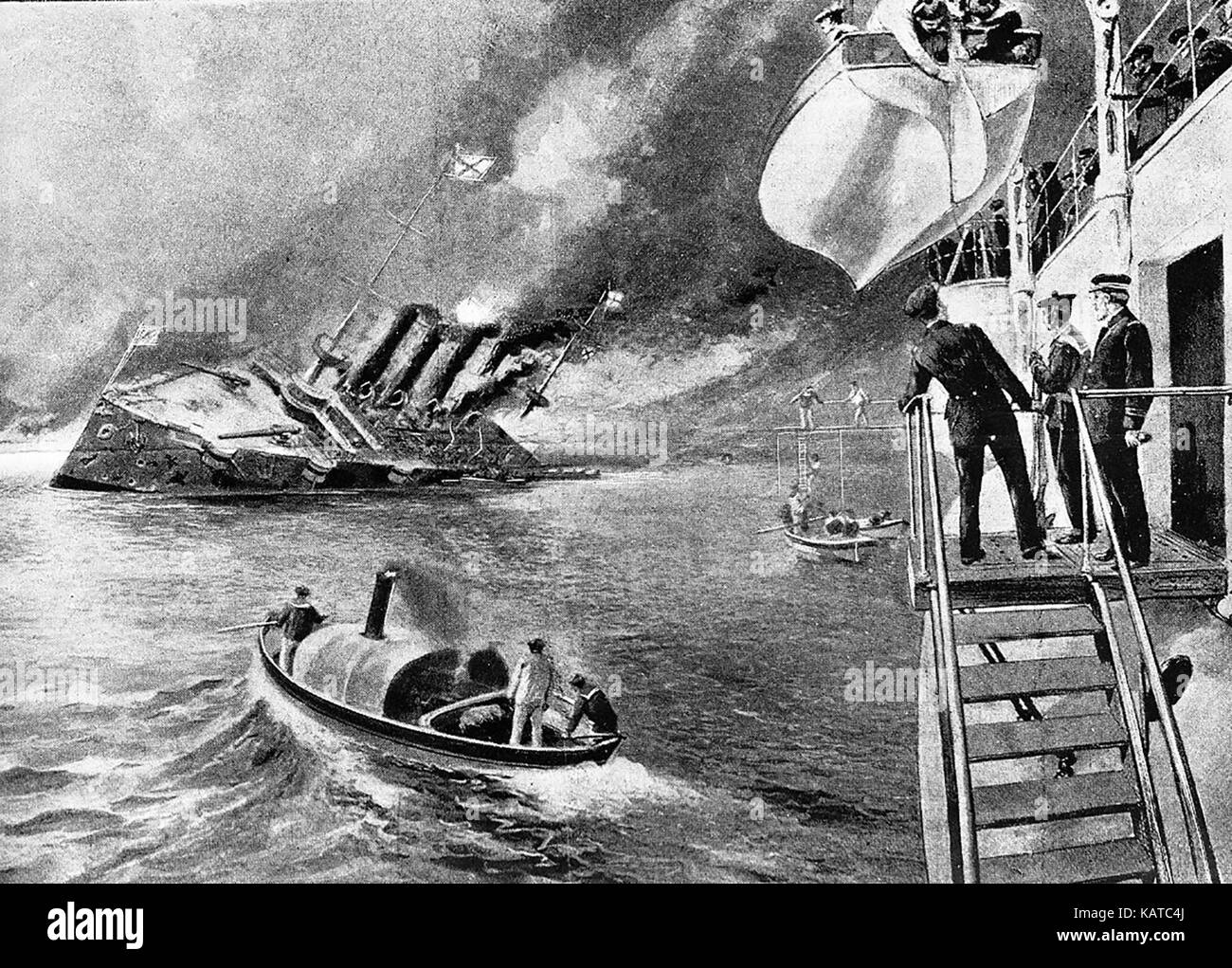 BATAILLE DE CHEMULPO BAY 9 FÉVRIER 1904. Le croiseur français neutre Pascal lance des bots de sauvetage vers le croiseur russe frappé Varyag Banque D'Images