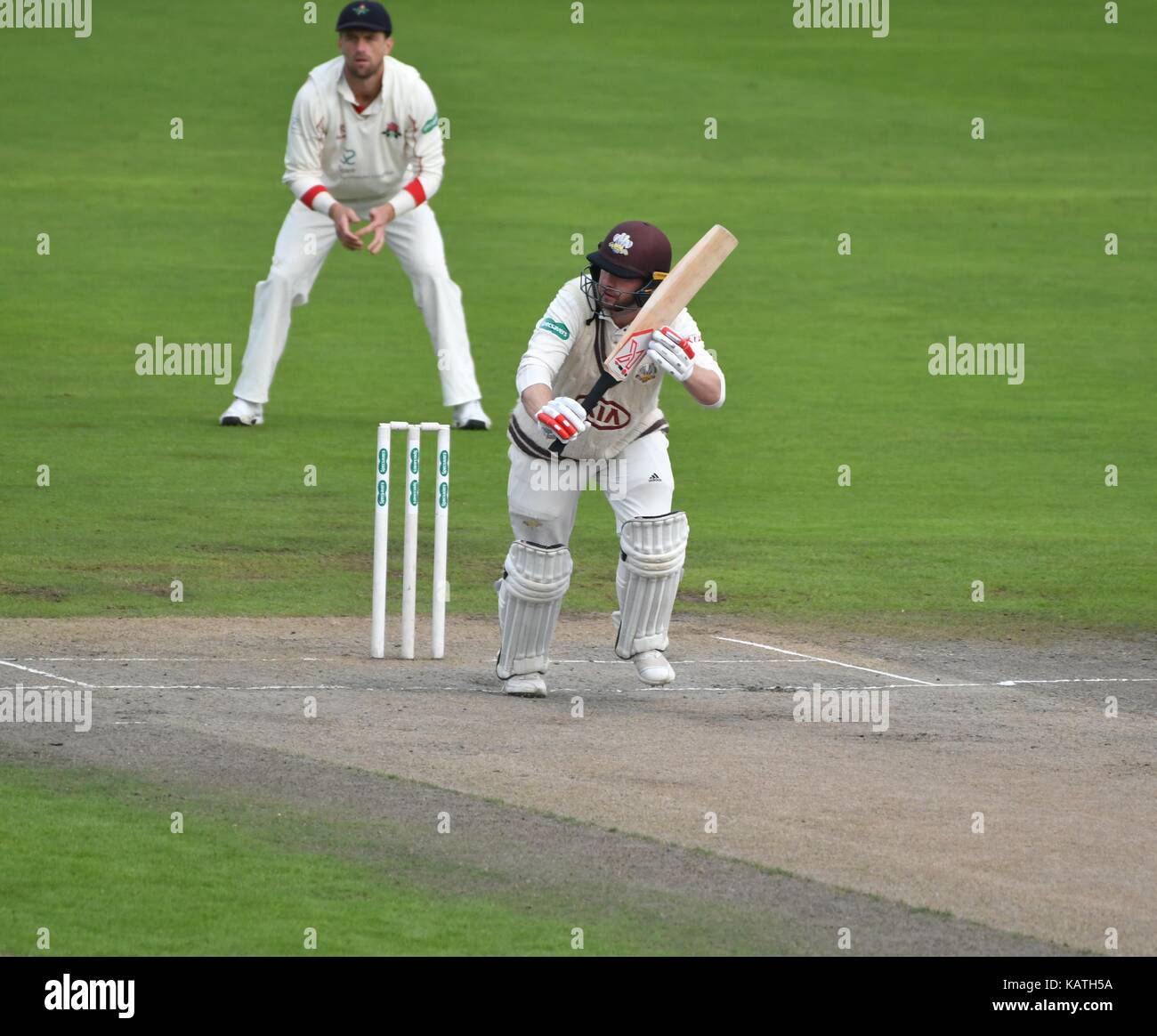 Manchester uk 27 septembre 2017 rory burns (Surrey) sur son chemin à 45 avant d'être l'IPN à Stephen parry sur la troisième journée du dernier match de championnat de la comté 2017 saison à unis Old Trafford entre lancashire et Surrey. Les deux parties se battent pour la deuxième position dans le championnat du comté d'Essex, à avoir déjà remporté le titre. Banque D'Images