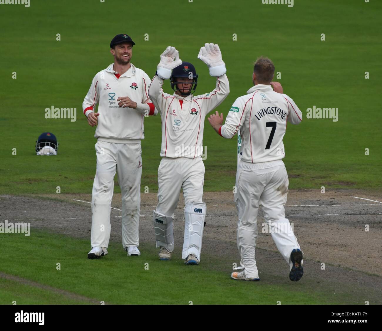 Manchester uk 27 septembre 2017 dane vilas (Lancashire) et alex davies félicite liam livingstone sur prendre le guichet de mark stoneman, capturé par vilas pour 98 sur la troisième journée du dernier match de championnat de la comté 2017 saison à unis Old Trafford entre lancashire et Surrey. Les deux parties se battent pour la deuxième position dans le championnat du comté d'Essex, à avoir déjà remporté le titre. Banque D'Images