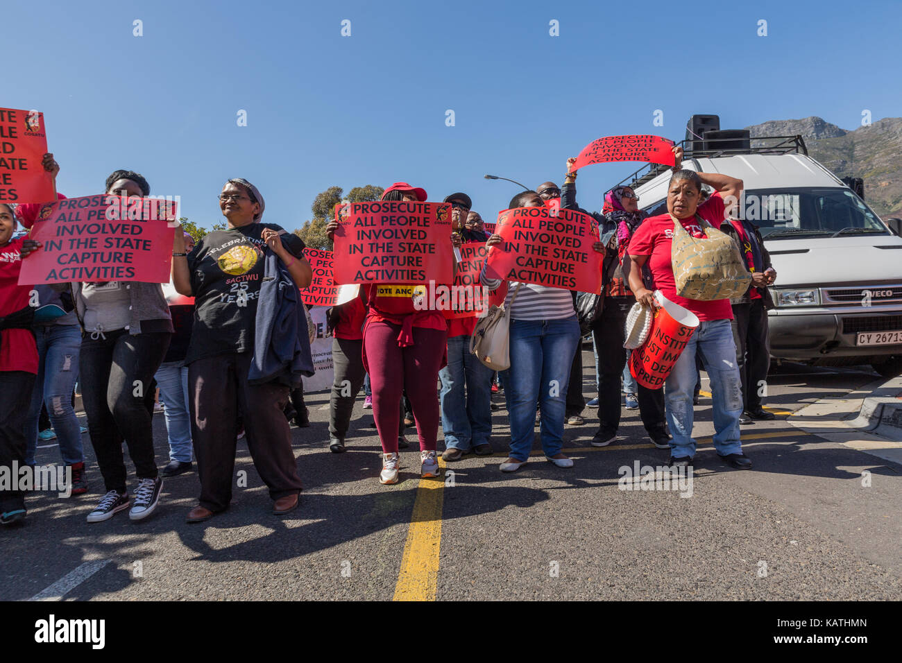 Cape Town, Afrique du Sud. 27 sep, 2017. le Cosatu (confédération des syndicats sud-africains) organiser une grève nationale et mars contre la capture de l'état et la corruption au parlement. La Confédération européenne des syndicats en collaboration avec ses partenaires de l'alliance du parti communiste sud-africain ont marché vers le parlement et diverses autres institutions à Cape Town. crédit : mo bassa/Alamy live news Banque D'Images